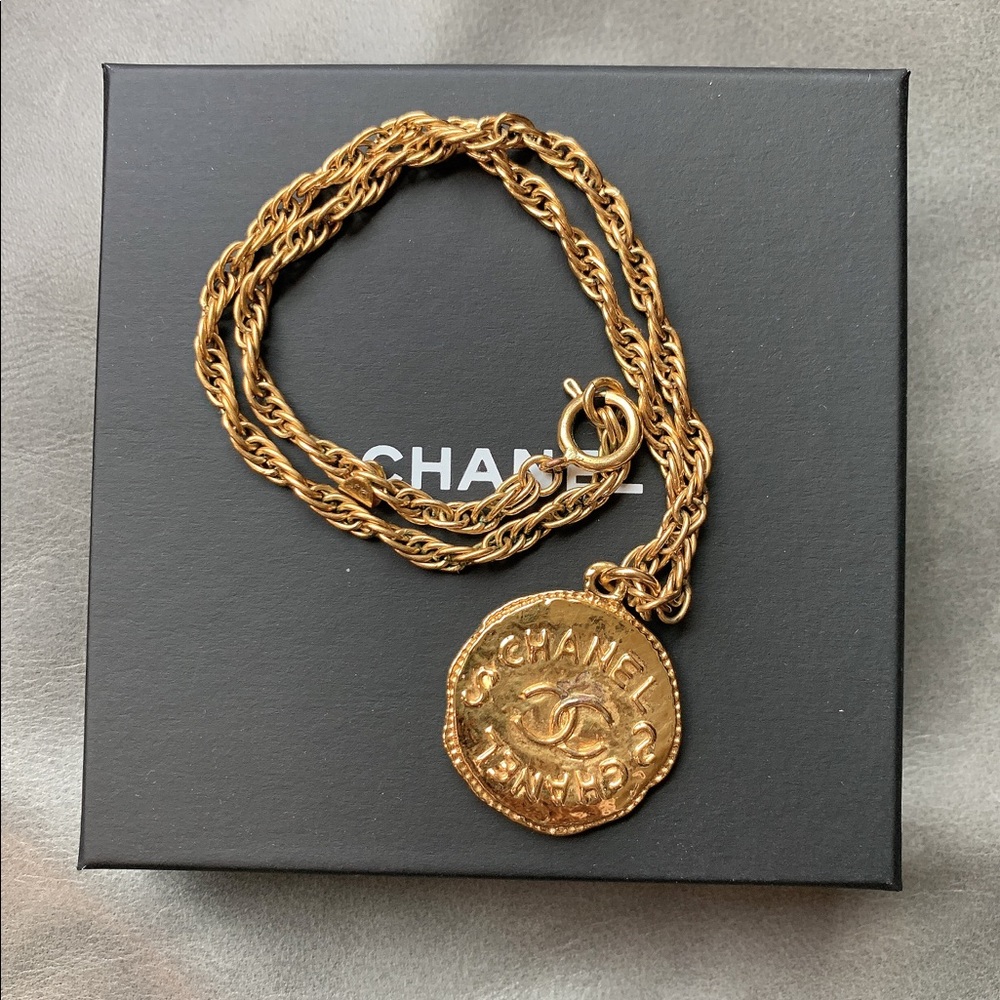 Auth CHANEL Necklace gold vintage
